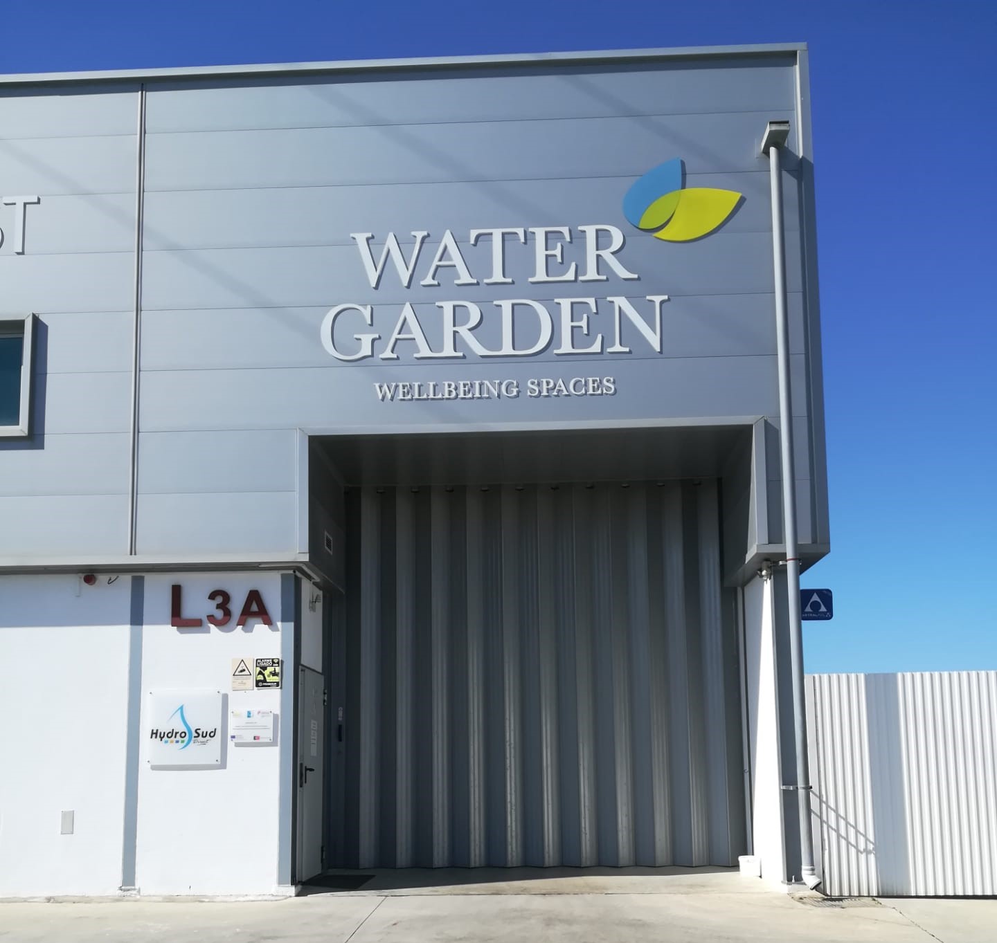 Vista aérea da fachada da loja Water Garden em S. Bartolomeu de Messines