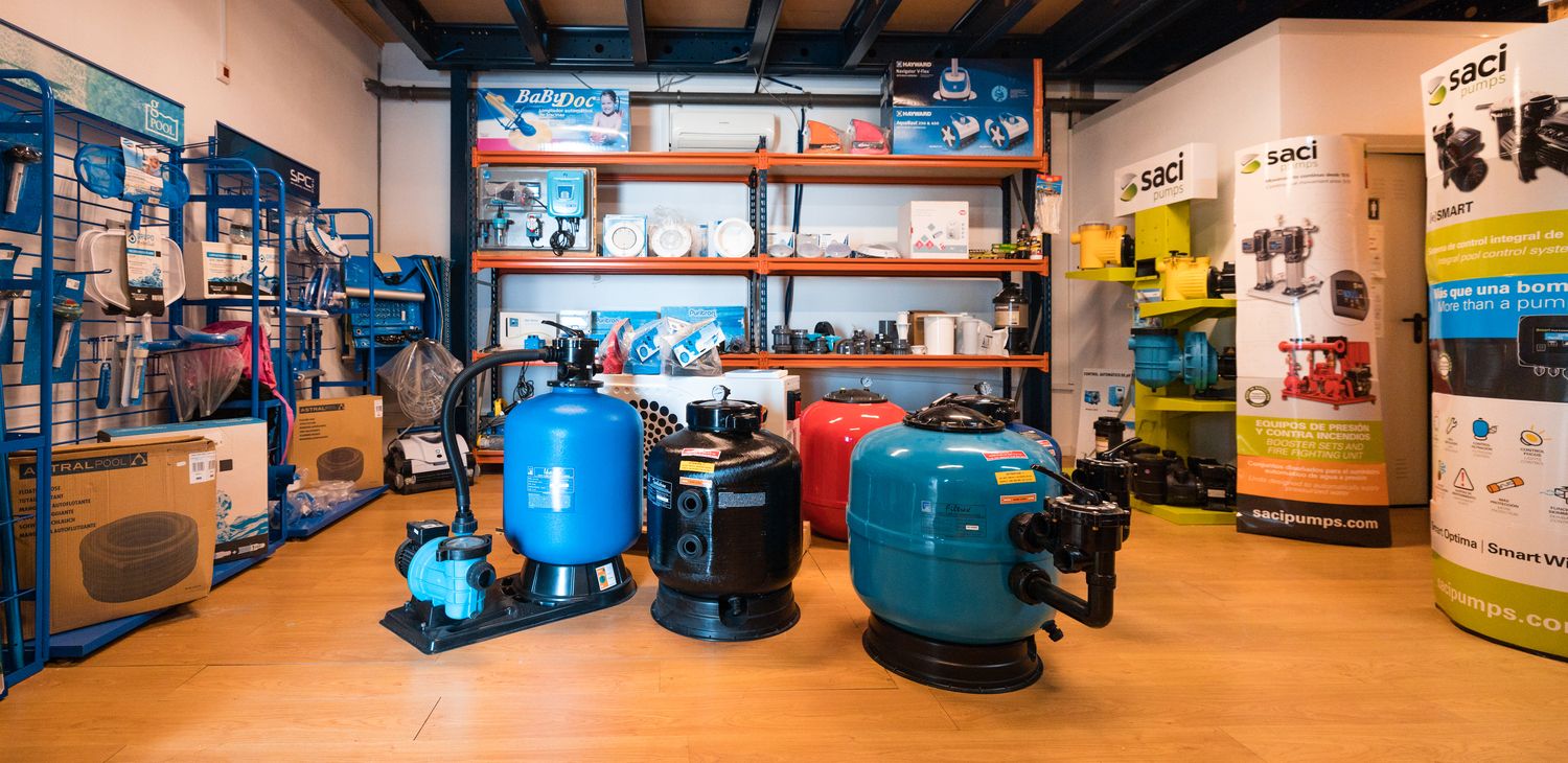 Interior da loja Water Garden exibindo uma variedade de produtos para piscinas, bombas e filtros